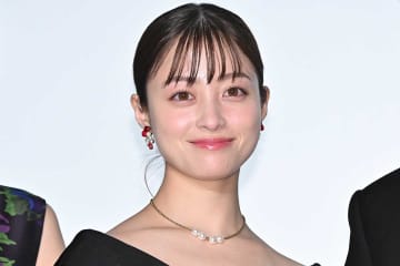 橋本環奈が岐阜弁で「たぁけか！」と一喝　刺繍入り白衣で木刀構える衝撃の“元ヤン医者”姿が解禁『ヤンドク！』