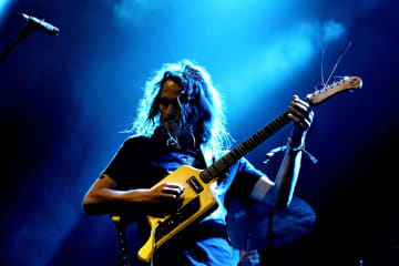 Spotify、ベテランロックバンドのAI生成による偽グループを何週も削除せず放置