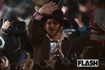 ジョニー・デップ来日姿をキャッチ！ 各局女子アナが全力リポート、“神対応” が裏目になったハプニングも