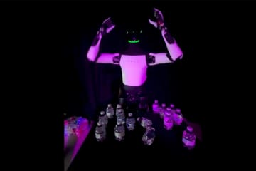 【動画】テスラのヒト型ロボットOptimusが突如テーブルをひっくり返し卒倒