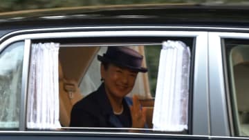 皇后・雅子さまが上皇ご夫妻に62歳の誕生日のご挨拶 沿道に笑顔で手を振られる