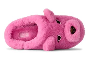 UGG“まるでぬいぐるみ”な子犬型スリッポンシューズ、ふわふわシープスキンで