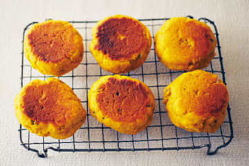 ごはんを食べないで、おやつばっかり…そんな子には、ごはんを兼ねたおやつを!「かぼちゃのフライパンブレッド」の作り方