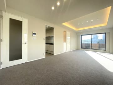 ペアシティ花房山 3階｜「目黒」駅徒歩6分。目黒を庭に、花房山で暮らす、穏やかさと利便が交わる邸宅。全室カーペット仕様、陽当たり良好な角住戸