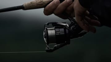 シマノから「2026年限定生産」の新型リールが登場。防止性能を削ぎ落してまで追求した“究極の巻き感度”を実現。レーシングなスペックに。