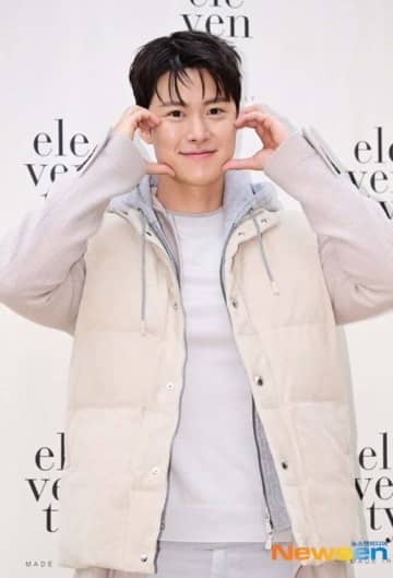 コンミョン、弟のNCT ドヨンとのツーショットを公開！入隊を応援「未来で待ってる」