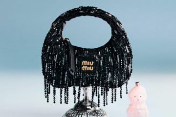 ミュウミュウの25年クリスマスバッグ、ビーズフリンジ煌めく「ワンダー」&ヴィンテージ風トート