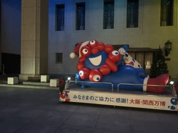 【大阪・淀屋橋】寝そべりミャクミャク様がサンタクロースに♪