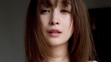 自分でも「恥ずかしすぎて直視できない」藤井サチ “身も心もさらけ出した”ド正面デコルテを披露！ 初フォトブック表紙に「ずるい写真」