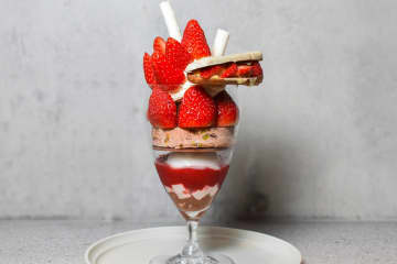 ミニマル”苺×チョコ”の冬限定パフェ、丸ごとエクレアやチョコチーズケーキなど13パーツ