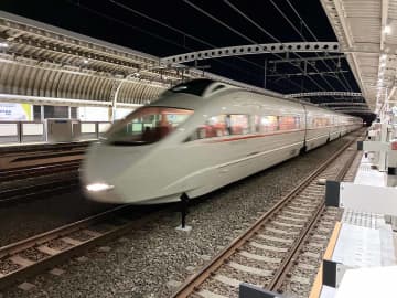 白いロマンスカー「VSE」が喜多見から相模大野に　2年ぶり長距離走行、海老名のミュージアムで展示へ