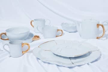 sacai×アスティエ・ド・ヴィラット、パッチワーク風の金継ぎプレートや2つの取っ手付きカップ