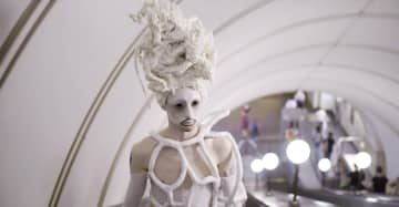 “逮捕、嫌がらせ、社会からの排除” 痛みと美しさを纏ったひとりの表現者による、命をかけた記録『クイーンダム／誕生』