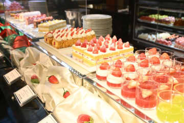 大阪で人気「元祖いちごビュッフェ」開幕…あまおうの別格ケーキ、絶品グルメ食べ放題