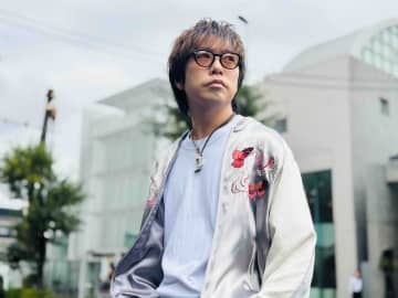 高橋優、メジャーデビュー15周年記念ベストアルバム『自由悟然』本日リリース。新曲「黎明」MV公開も