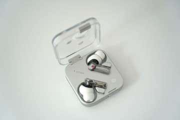 [本日の一品]充電ケースのマイクはどうやって使う？  “聴く”だけじゃないNothingの「Ear (3)」