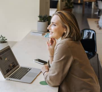 会社は「辞める」より「使い倒す」。ソロプレナーという働き方。安定を武器に個で稼ぐ、2026年流・賢く美しいキャリアの築き方