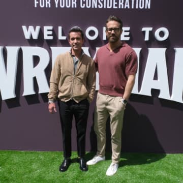 ライアン・レイノルズとロブ・マケルヘニー、レクサムの一部株式を米投資会社へ売却