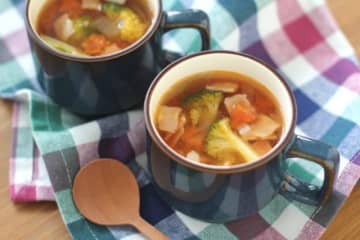 寒い朝に温まる!野菜たっぷり「具だくさんスープ」朝ごはんレシピ3選