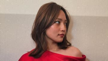 川口春奈 美肩チラリの真紅ドレス姿を披露！クールからの笑顔全開な自然体ショットにファンもん絶「雰囲気まで完璧」「一目惚れ」