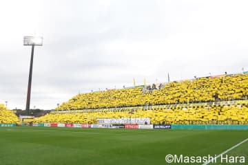 ｢それにしてもカッコ良い！｣今季2位のJ1柏“新ユニフォーム”にファンから絶賛も…｢ベイスターズっぽい？｣｢2ndユニやば好き｣｢特にアウェイの黒が…｣