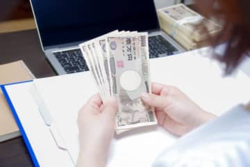 冬のボーナスが“一律10万円支給”になって絶望 「スノータイヤを購入したら終わった」と語る女性