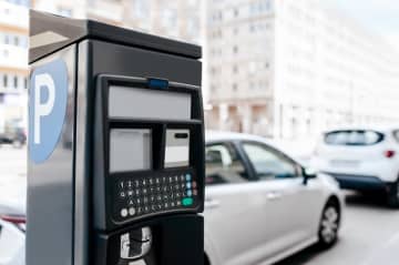 「1日最大1200円」って書いてあったのに、休日料金で1万円近い料金でした……。駐車場の料金看板、どこを見れば“本当の上限”が分かるの？