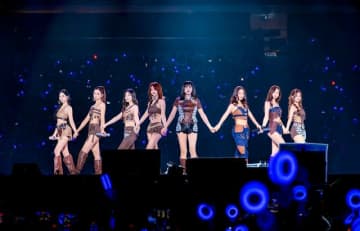 「TWICE」、K-POPガールズグループ初となる香港・カイタックスタジアム単独公演を成功的に終了…9万人の観客を動員