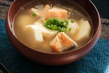 これ一皿で献立完成！基本調味料のみでシンプルに「鮭と里いもの和風スープ」のレシピ