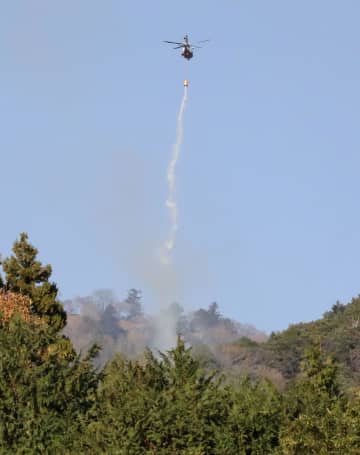 神奈川の山林火災で消火活動　日向山、ヘリから散水