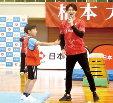 体操男子・橋本大輝選手、埼玉・戸田で体操教室　東京、パリ五輪の金メダリスト、小学生に体操や跳び箱を指導　練習後にはあん馬の演技も披露　「体操を楽しんでくれて良かった」