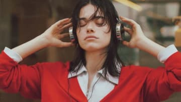 【明日なに着る？】「上質なのに1万円以下」使いやすい薄手の赤カーディガン