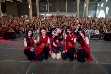 アイナ・ジ・エンド、バルセロナで1万5千人のファンを前に躍動