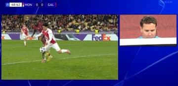 「蹴られてるだろ！」南野拓実、ゴール前で“決定的な仕事”「流石すぎ」ノーファウル判定→一転PK獲得に…スタジアム大熱狂