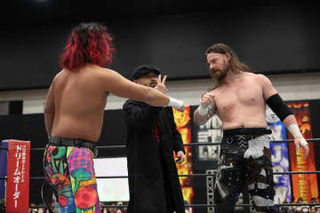 【新日本】帝国崩壊の悪夢！フィンレー＆ヒロムが“制御不能”な連携でオーカーン＆カラムの決勝進出を阻止「俺単独で勝った」「いや俺が救った」