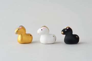 スターバックス リザーブ ロースタリー 東京×島田耕園人形工房、2026年の干支「午」モチーフのコレクション発売