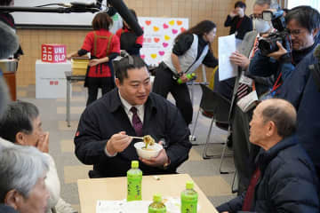 ユニクロ×日本相撲協会が石川の被災者訪問　特製ちゃんこ鍋、ヒートテックを提供「温かくして過ごして」