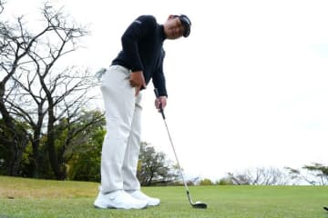 チャックリに悩む池村寛世もバニラピッチを導入！　「右ヒザを伸ばしてパター打ちで寄せています」
