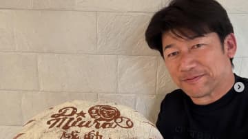 「めちゃめちゃ似てる」三浦大輔、顔よりデカい？　“巨大似顔絵パン”との2ショット公開「食べるのもったいない」