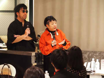 湯山玲子×聖児セミョーノフが語る、『三文オペラ』の真のおもしろさとは？　歌舞伎町ホストクラブで開催された異例の読書会レポ