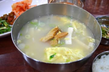 【韓流】Netflix『隣の国のグルメイト』ソン・シギョンが松重豊を案内した干し鱈スープ老舗店、旅行者にもおすすめナンバーワン！