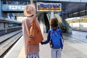 大阪から福岡への帰省は毎回「新幹線」を利用しています。ママ友に「ぜいたく」と言われたのですが、そうなのでしょうか？