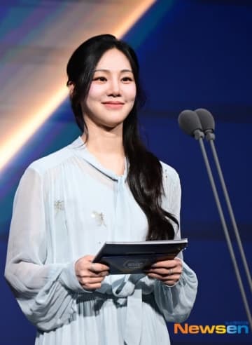 【PHOTO】ハン・ジウン＆MAMAMOO ソラら「2025 新韓銀行SOL KBOゴールデングローブ授賞式」に出席