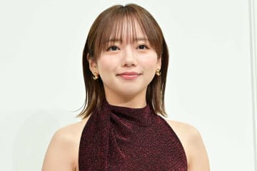 元日向坂46齊藤京子、大胆な背中開きドレスで魅了　クリスマスの予定は「家族とドライブ」