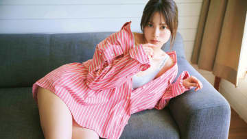 20周年迎えたAKB48新センター・伊藤百花 1stフォトブック発売！「大人っぽい私を見て」大きめシャツでソファでくつろぐプライベート感溢れるショット解禁