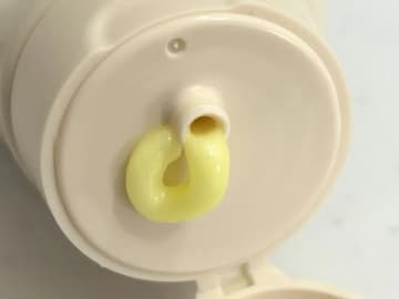 残り少ないチューブ、どう絞り出す？　出し方で分かる本性に「図星だ」