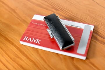 年末に向けて部屋の大掃除をしていたら、20年前の「通帳」を発見！ 50万円ほど残っていたのですがATMでこのまま引き出せますか？