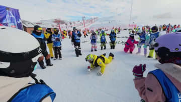 中国・新疆アルタイ「雪休み」終了、小中学生7万人超が冬を満喫