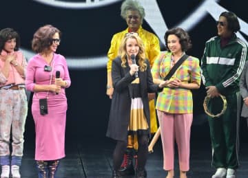 劇団四季 ミュージカル『バック・トゥ・ザ・フューチャー』 原作映画キャストがカーテンコールに登場