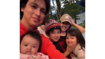 川崎希の夫・アレクサンダー 生後5ヵ月次女の満面の笑みショット公開！笑顔で抱っこされる姿に「かわいすぎてたまりません」「癒しパワー最高♡」